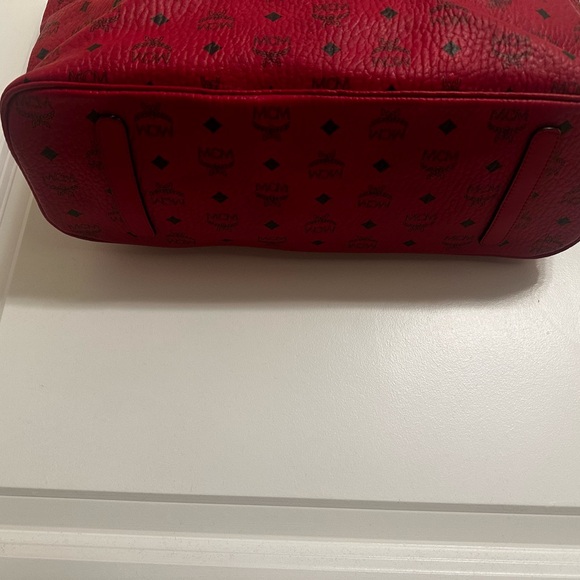 Authentic MCM Large Reversible Liz Shopper in Candy Red. Great Valentine Gift - Picture 4 of 13